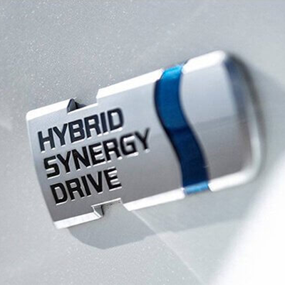 Hybrid Synergy Drive 
 La tecnología Hybrid Synergy Drive, desarrollada por Toyota, combina a la perfección el motor de combustible y el motor eléctrico, permitiendo un máximo rendimiento, una menor emisión de gases contaminantes y un manejo silencioso y único.